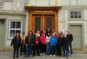 Gruppenbild vor dem Eingang des Brend-Lehmann-Museums Halberstadt