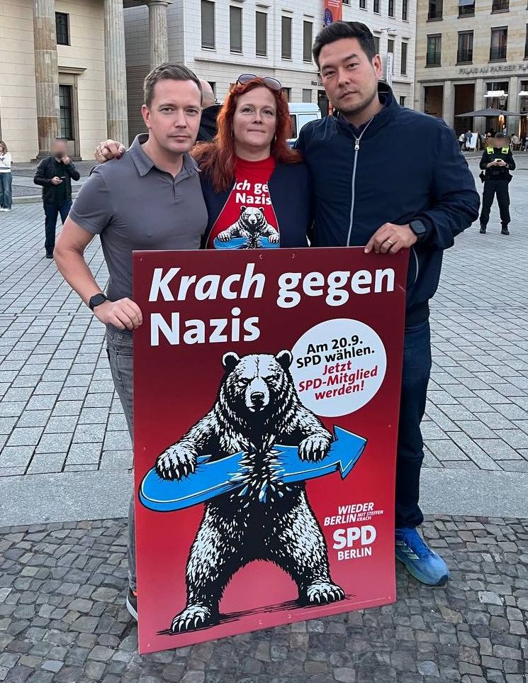 Die Abgeordenten Sebastian Schlüsselburg, Bettina König und Marcel Hopp vor einem "Krach gegen Nazis" Plakat