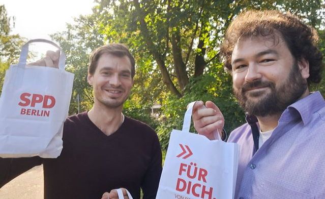 Foto von Stephan und Tobias mit Tüten zur Einschulung 2023