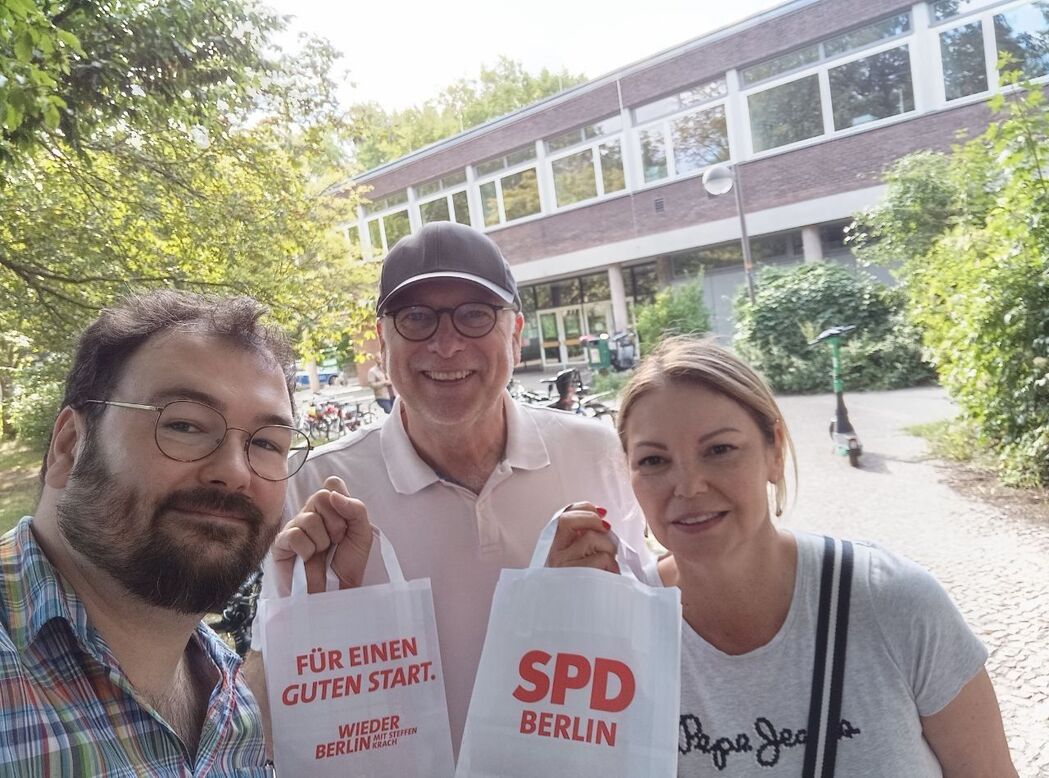 Abteilungsmitglieder mit den verteilten Tüten vor einer Grundschule in Mariendorf